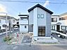 その他：シンプルな外観デザインが際立つ新築物件です。周囲に同系統の住宅が並び落ち着いたエリアに所在しています。前面道路は幅があり出入りがしやすい点も特長です。