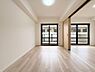 洋室：洋室5.7帖！リビングに繋がるお部屋で広くお使いいただくことも可動式扉を閉めて区切ることもできます。