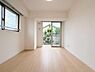 洋室：洋室6帖！リビングの隣のお部屋です！バルコニーに面していて角部屋の為窓も多いです。