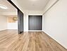 洋室：洋室5.8帖！リビングに繋がるお部屋で広くご使用いただくことも可動式扉で区切る事もできますね。