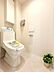 トイレ：清潔感のあるトイレですね。温水洗浄便座を備え壁付けリモコンで操作しやすい仕様です！