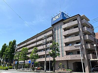 外観：2路線利用可能の利便性良好な立地。大切な車を雨や風から守るシャッター付地下駐車場有。共用部はオートロックや宅配ボックスが完備され、セキュリティ面と利便性に優れています。