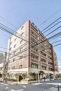 3路線利用可能の立地。スーパー、ドラッグストア、コンビニ徒歩10分圏内。共用部はオートロックや宅配ボックスが完備され、セキュリティ面と利便性に優れています。