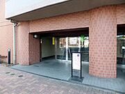 歩道からエントランス内にかけて、段差が少ないフラットな設計になっています。キャリーケースを持っている時や、ベビーカー、車椅子を利用する際もストレスなくスムーズに出入りが可能です。