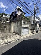 日当りと風が心地よい高台に立地。第1種住居地域内の良好な住環境が保たれたエリア。3路線利用可能で通勤、通学、週末のお出かけにも便利な環境です。