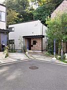 令和1年11月築の築浅戸建～旧開発分譲地内の閑静な住宅街に立地。前面道路は大通りに面していませんので、落ち着いた環境で大切なご家族との穏やかな暮らしが叶います。