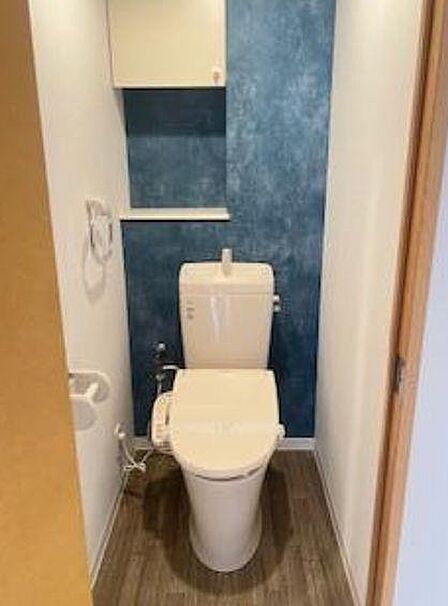 人気のウォシュレットが付いており、トイレットペーパーの無駄をなくすだけでなく感染症の予防にも効果的です。