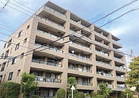 大切なペットと暮らせるマンション(細則有)。徒歩10分圏内にスーパーや小学校、公園等が揃う暮らしやすい住環境。共用部はオートロックや宅配ボックスが完備され、セキュリティ面と利便性に優れています。
