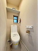 人気のシャワートイレが付いており、トイレットペーパーの無駄をなくすだけでなく感染症の予防にも効果的です。