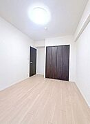 6帖の洋室～壁と天井が白で統一されているため、照明の光が効率よく回り、部屋全体が明るく清潔感のある印象になります。衣類や季節物、スーツケースなどをスッキリと収納できるクローゼット付です。