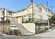 61坪超のゆとり敷地～車通りの少ない静かな環境で、南東角地の陽光を浴びながら庭付きの暮らし～駅徒歩6分の利便性と共に、質の高い生活を実現できます。