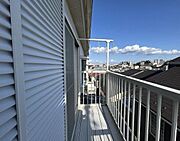 周囲に高い建物がなく、美しい街並みと広い空を一望できる見事な景色が広がっています。毎日の生活の中で、ふと外に出て深呼吸したくなるような心地よさです。