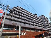 JR各線「横浜」駅徒歩7分の好立地。どこに行くにも便利なフットワークが、毎日の暮らしを快適なものにしてくれます。建物が少し高くなった場所に位置しており、遮るものが少なく採光や通風に恵まれています。