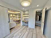5.6帖の洋室～ドアを閉めれば独立した個室になるため、来客時の寝室や集中したい作業時にも対応可能です。