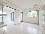 フレキシブルな使い方が魅力の2階洋室。普段は広々としたプレイルームとして使い、来客時や就寝時には扉を閉めて独立した個室にするなど、シーンに合わせた空間づくりが可能。家族の成長に寄り添うお部屋です。