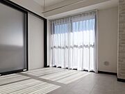 6帖の洋室～部屋の仕切りに半透明の引戸が採用されています。戸を閉めても隣室の光を感じることができ、圧迫感がありません。
