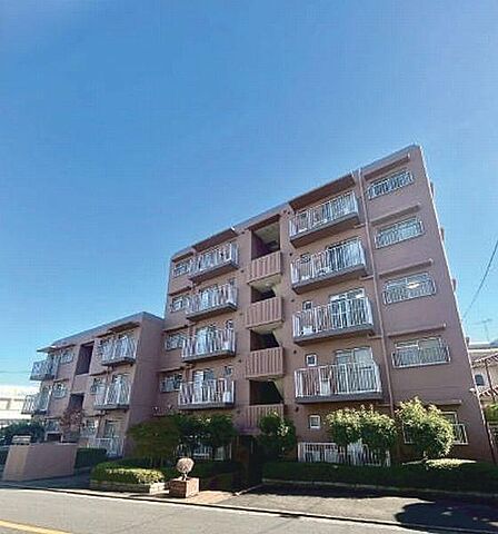 ブルーライン「片倉町」駅徒歩10分です。徒歩1分にJA横浜直売所があります。