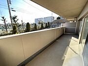 横幅が広く、洗濯物を干すだけでなく椅子やテーブルを置いて寛ぐスペースも確保できるワイドバルコニー。お部屋にも爽やかな風と暖かく柔らかな日差しが差し込み毎日の暮らしを豊かに彩ります。