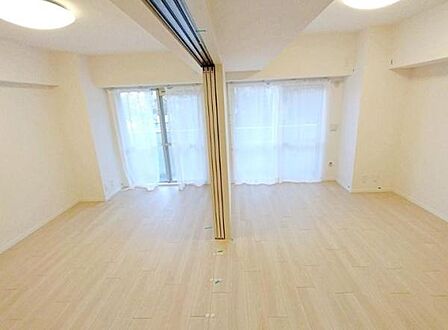 白い壁と明るい木目のフローリングは、どんなテイストの家具も馴染みやすく、部屋をより広く見せる効果があります。6.6帖の洋室とつなげて、広々とした開放感のある大空間リビングとして使えます。
