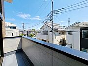 抜けるような青空の下に広がる2階バルコニー。洗濯物をまとめて干せる奥行きを確保しており、日当たりのよい爽やかな屋外スペースが毎日の暮らしに心地よいゆとりをもたらします。