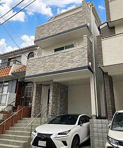 外観:令和6年12月築の築浅戸建~2路線利用可能の利便性良好な立地。外壁に使用されているグレー系の石目調のデザインは、高級感を演出すると同時に、汚れが目立ちにくいという実用的なメリットがあります。 外観:令和6年12月築の築浅戸建~2路線利用可能の利便性良好な立地。外壁に使用されているグレー系の石目調のデザインは、高級感を演出すると同時に、汚れが目立ちにくいという実用的なメリットがあります。