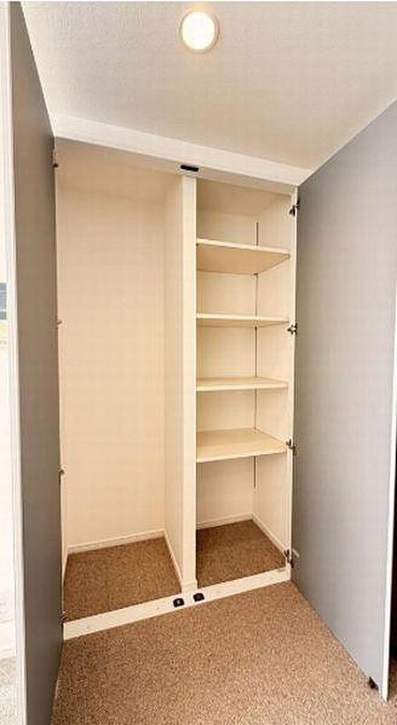 リビングや廊下にも収納がありお部屋をスッキリ使えます。