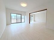 家族団らんのLDKはゆとりの18.3帖。白を基調としたフローリングは、お部屋全体を広く見せる効果があるだけでなく、清潔感あふれる印象を与えています。