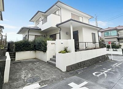 外観:白を基調とした外壁は、周囲の住宅街の中でも明るく、洗練された印象を与えます。南東、北東角地につき通風良好。道路よりも宅地が一段高くなっているため、プライバシーが守られやすい構造です。 外観:白を基調とした外壁は、周囲の住宅街の中でも明るく、洗練された印象を与えます。南東、北東角地につき通風良好。道路よりも宅地が一段高くなっているため、プライバシーが守られやすい構造です。