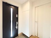 床から浮かせた状態で設置されたフロートタイプのシューズボックスを採用。床面が奥まで続いているように見えるため、限られた玄関スペースを広く感じさせてくれます。