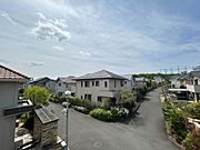 バルコニーからの眺望～建物同士の間に十分な距離が保たれており、目の前が塞がれていないため、空を広く感じることができます。景色を眺めながらリラックスタイムを過ごすのもおススメです。