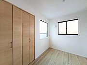 4.5帖の洋室～異なる二つの壁面に窓があるため、日中を通して安定した光が入り、お部屋がパッと明るい印象になります。