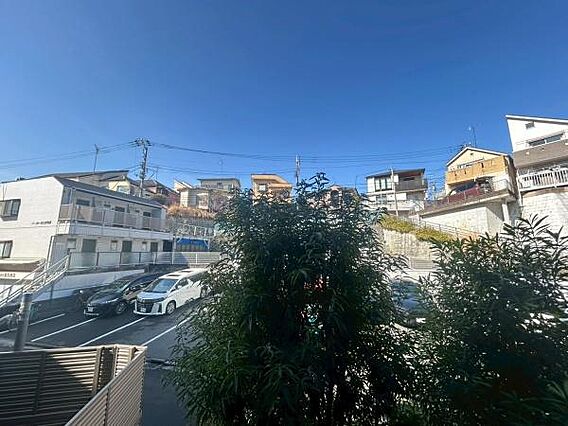 正面に視線を遮...