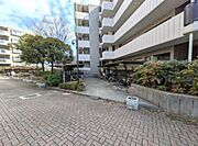 屋根付の駐輪場。屋根が設置されているため雨による自転車の錆・劣化を防ぐことができます。