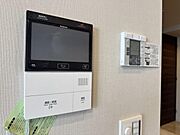 奥様やお子様だけでご在宅が多い方も安心のTVモニター付インターホン。突然の来訪も天候や時間帯に関係なく鮮明な画像で確認することができます。