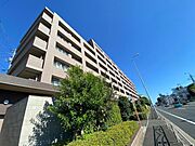 お子様がのびのびと遊べる公園や小学校、毎日の食卓を支える買物施設が徒歩10分圏内の暮らしやすい住環境です。