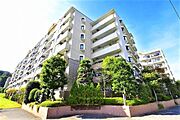 建物前面に十分なスペースがあるため、低層階でも日当たりを遮られにくい設計です。重厚感のあるタイル貼りのデザインの外観です。