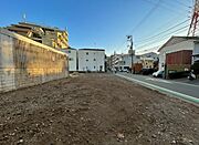 2路線利用可能の立地。約7.5ｍの公道に面しており車の出し入れがしやすく、向かいの建物との距離も保てるため開放感があります。