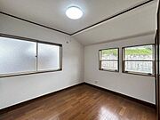 屋根のラインをそのまま活かした勾配天井を取り入れることで、通常のフラットな天井よりも縦方向への広がりを感じられる、デザイン性の高いお部屋です。
