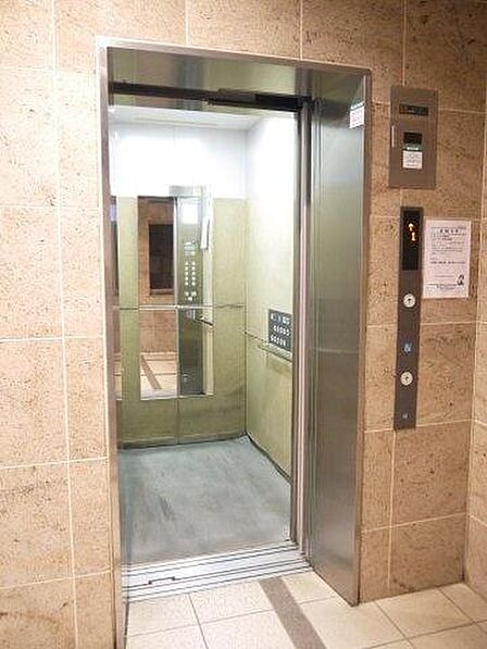 エレベーターを完備しておりますのでお荷物が多くても楽にお部屋まで運べます。ベビーカーに乗る小さなお子様がいるご家庭にも安心の設備です。