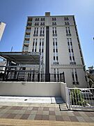 令和3年2月築の築浅マンション～複数路線利用可能の利便性良好な立地。ペット飼育可（犬猫合わせて2匹まで、細則有）。欧州の建築様式を意識した重厚感のあるデザインです。