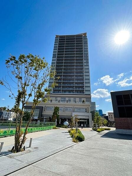 相鉄新横浜線「羽沢横浜国大」駅徒歩1分の好立地。ペット飼育可(細則有)×新築未入居。商業施設と一体開発、総戸数357戸の大規模レジデンスです。