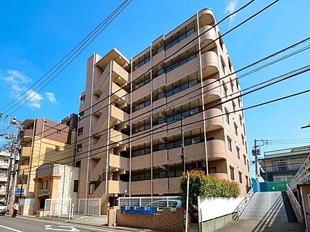 3路線利用可能の利便性良好な立地。ペット飼育可能です(細則有)。オートロック完備でセキュリティ面も安心です。また、不在時に便利な宅配ボックスも設置されています。