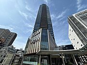 空に向かって真っ直ぐに伸びるスタイリッシュなフォルムは、横浜駅エリアの新たなシンボルとしての存在感を放っています。空室につき内覧受付中、お気軽にお問い合わせください。