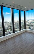 天井近くから足元付近まで広がる大きなダイレクトウィンドウが、角部屋の特性を活かしています。壁一面が景色になるため、実際の帖数以上の広がりを感じられます。