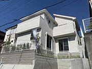 新築未入居、お洒落な北欧ナチュラル仕様の住まい。外壁に明るいホワイトを採用しており、周囲に圧迫感を与えず、清潔感と洗練された印象を与えます。