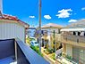 その他：バルコニーからの眺望〜正面に高い建物がなく、空が広く見渡せるため、都市部の住宅地にありながら圧迫感を感じにくい開放的な眺望を楽しめます。