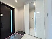 シックな黒の玄関ドアと、鏡面ホワイトの大型シューズボックスがスタイリッシュな玄関スペース。お出かけ前の身だしなみチェックができるミラー付です。