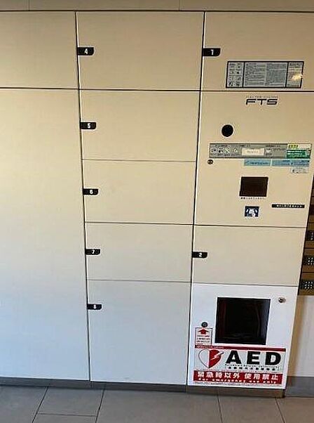 留守時に荷物を受け取れる宅配ボックス付～外出中に届いた荷物を預かり、24時間いつでも都合の良いときに取り出すことができるので便利です。