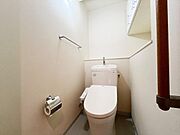 人気のシャワートイレが付いており、トイレットペーパーの無駄をなくすだけでなく感染症の予防にも効果的です。