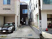 令和5年1月築の築浅戸建。カースペース2台可（車種による）。道路と敷地（コンクリート部分）の間に段差がほとんどなくフラットなため、お車の出し入れもラクラクです。